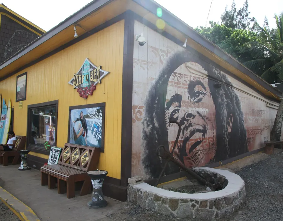 Surf N Sea storefront in Haleʻiwa