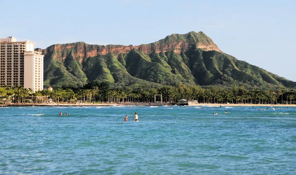 Diamond Head seen from Waikīkī Beach